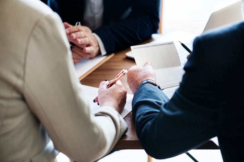 Personnes qui signent des papiers