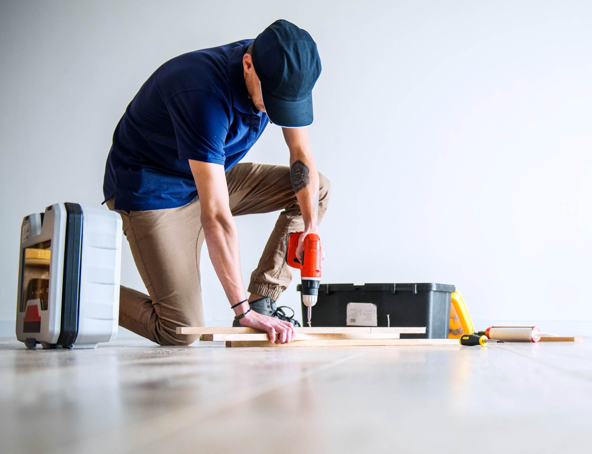 Ouvrier rénovant une maison