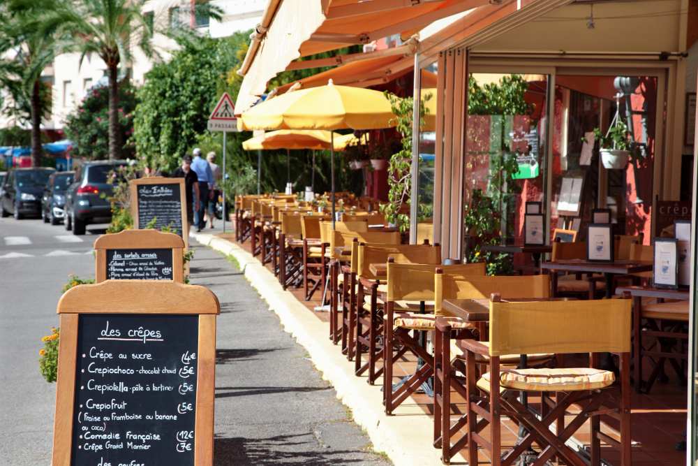 restaurant français avec tableau des menus